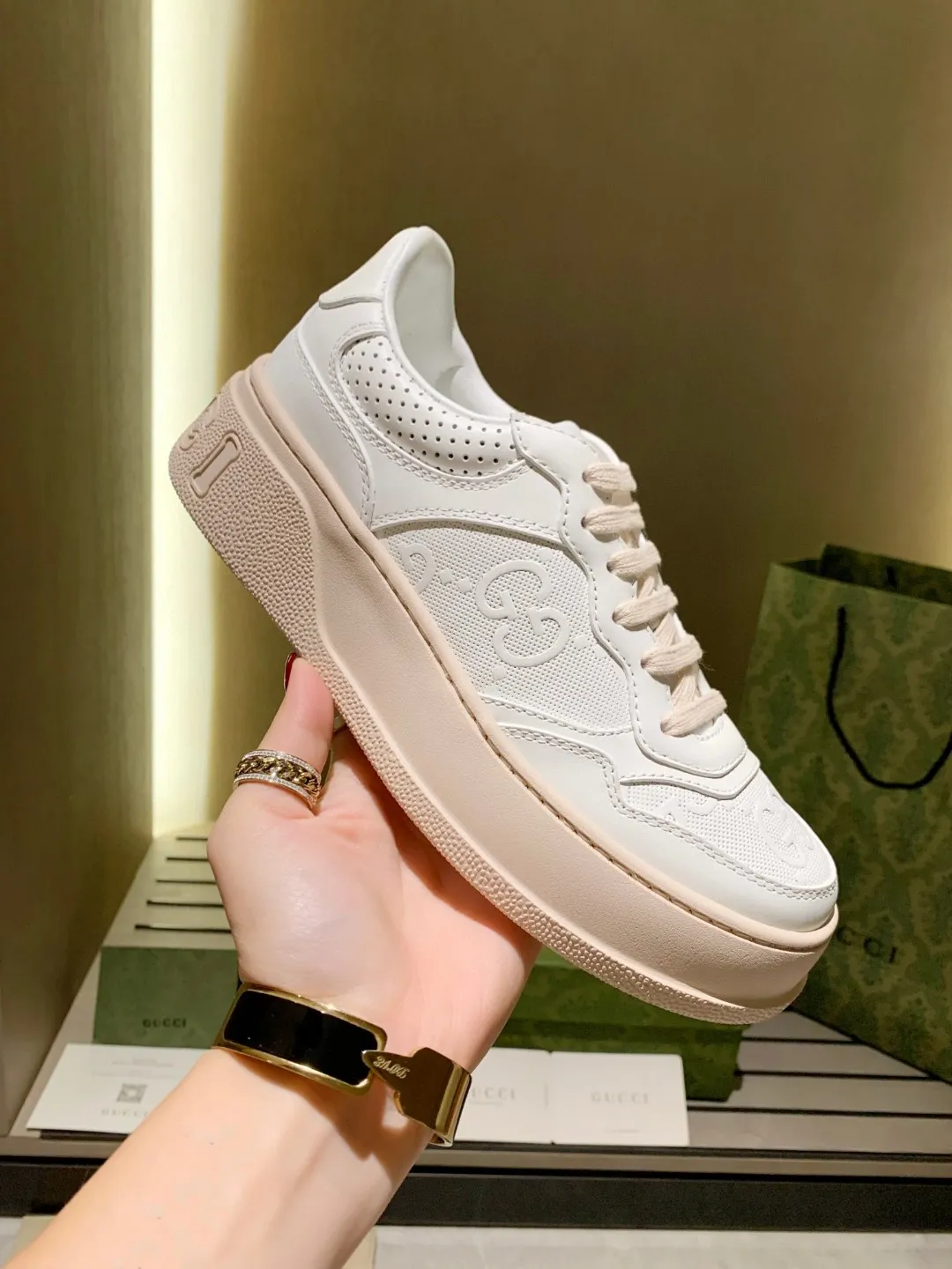 👟👟Ex-factory price 560👟👟 Men's size +10 Gucci2022 spring and summer new casual sports white shoes, purchasing version of the original version with a one-to-one molded IP light material sole! Upper calfskin, lining calfskin, foot pads calfskin. Complete purchasing version. Code number: female 35-40#, male 39-44# (45 customized)